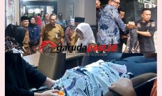 STRES ANAK DIPUKULI GURU TAK ADA PENYELESAIAN TUNTAS     Dua Orangtua Murid Pingsan Di Kantor DPRD Kota Pekanbaru